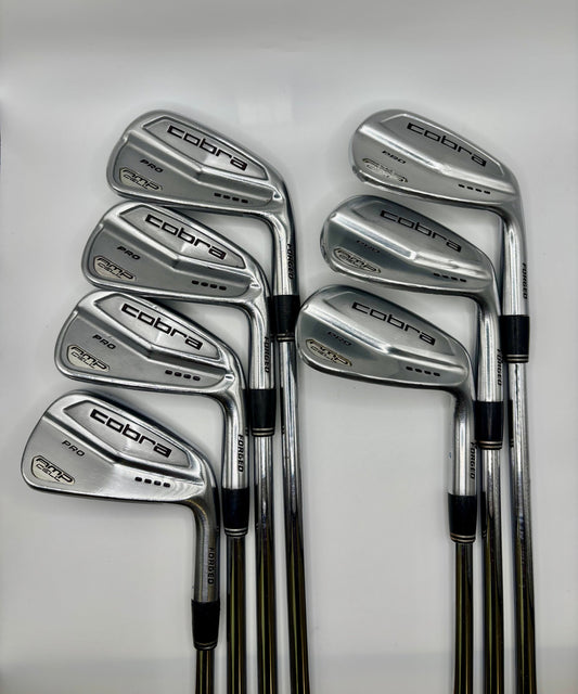 Cobra AMP Cell Pro Forged (4-PW) med Dynamic Gold