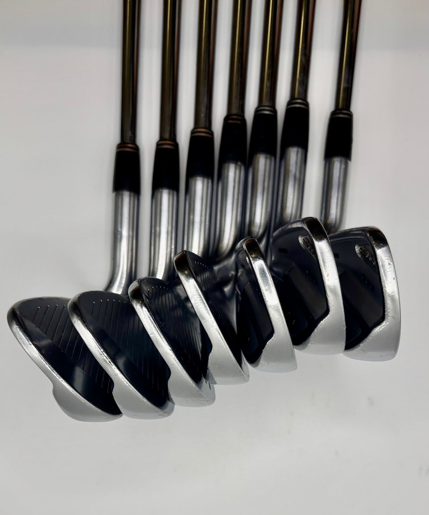 Cobra AMP Cell Pro Forged (4-PW) med Dynamic Gold