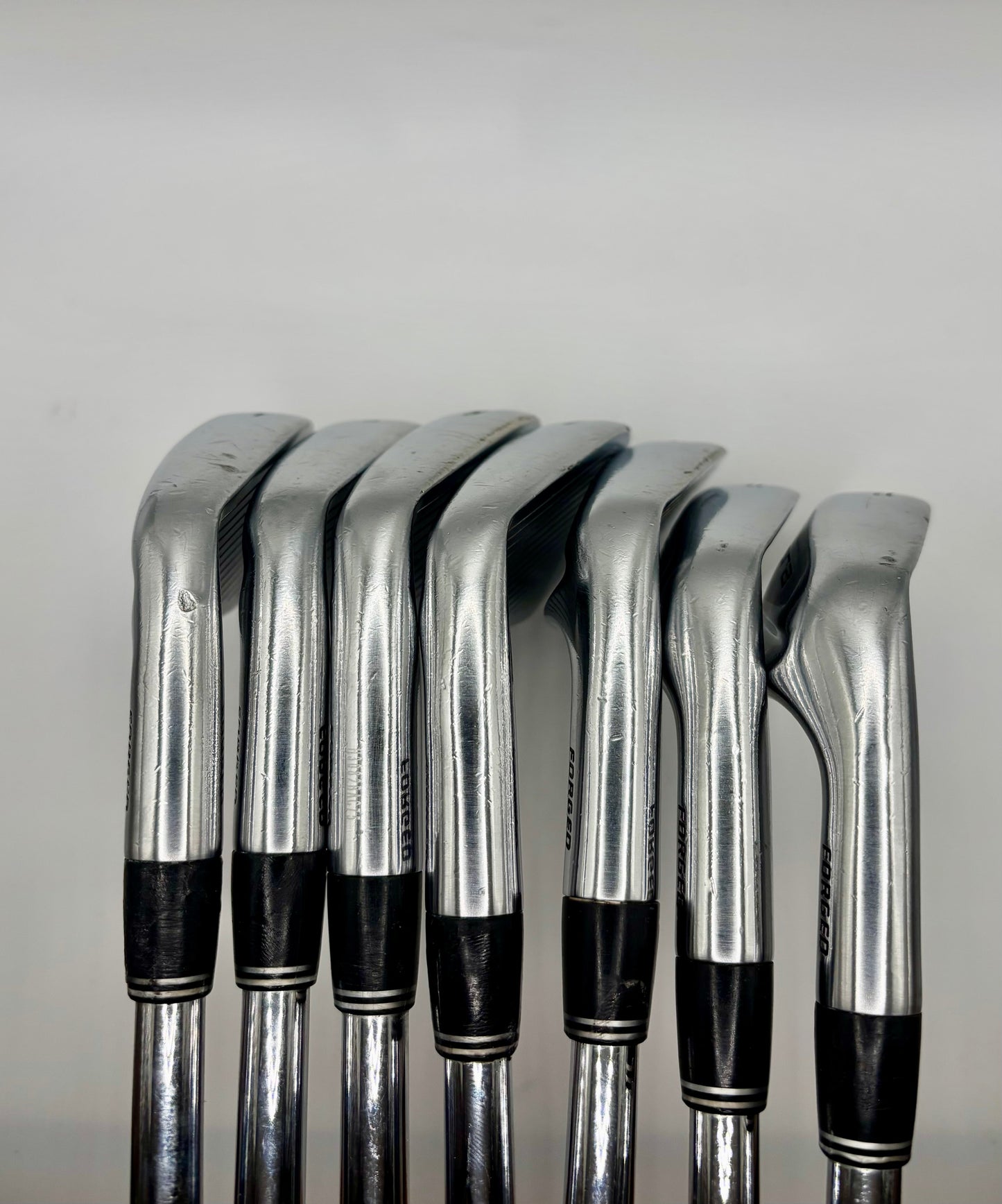 Cobra AMP Cell Pro Forged (4-PW) med Dynamic Gold