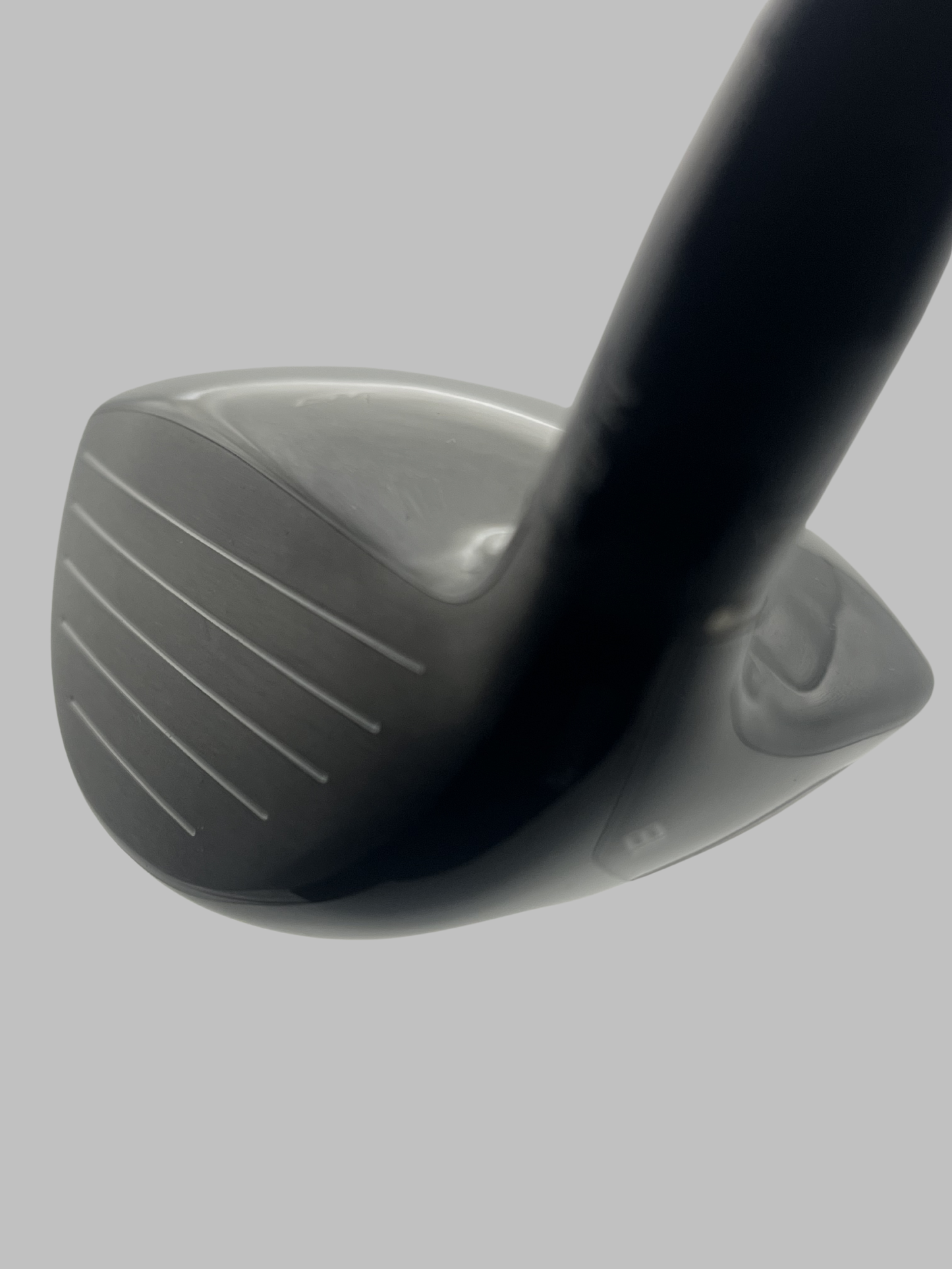 Titleist GT2 fairway-wood, sidovy av grått klubbhuvud med ribbor