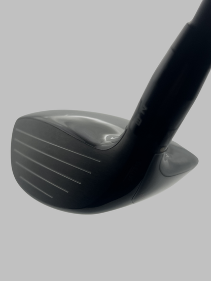 Titleist GT1 fairwaywood sedd från sidan, med skåror på klubbhuvudet
