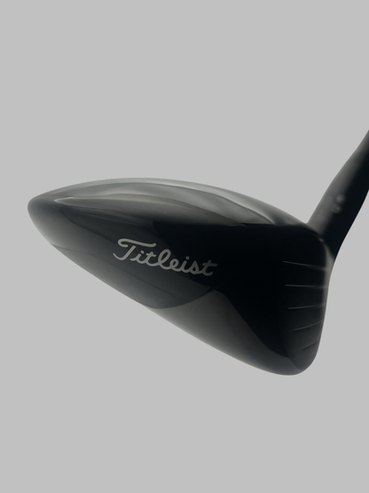 Titleist GT2 fairway-wood, svart undersida med Titleist-logotyp på huvudet