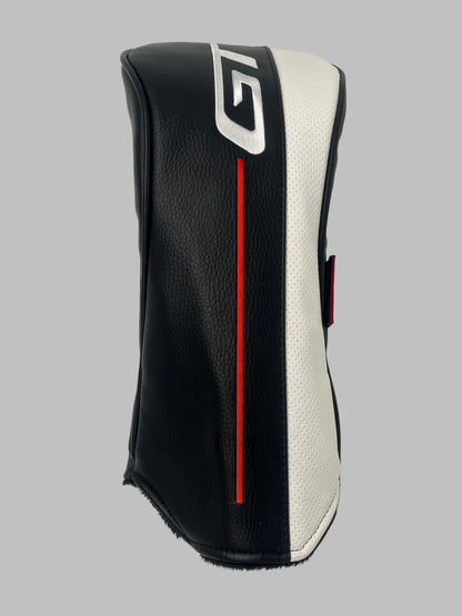 Golfklubbens headcover i svart och vit med röd accent
