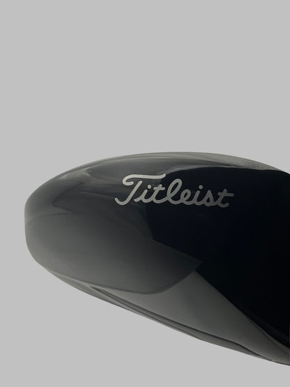 Titleist-logotyp på drivermodellens greppyta i mörkgrått