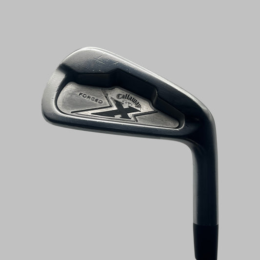 Begagnad järnklubba med Callaway X-märkt klubbhuvud och svart skaft