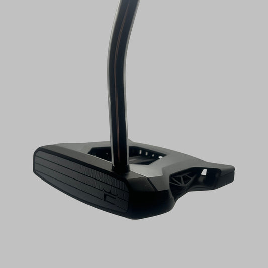 Golfputter med 3D-printat, mörkt huvud och skaft i metall