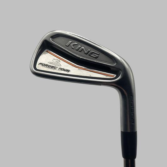 Golfjärnklubba med KING-märkning och Forged Tour på huvudet, svart skaftgrepp