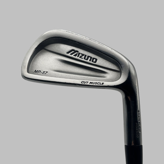 Mizuno MP-57 järnklubba med Cut Muscle-etikett på järnhuvudet