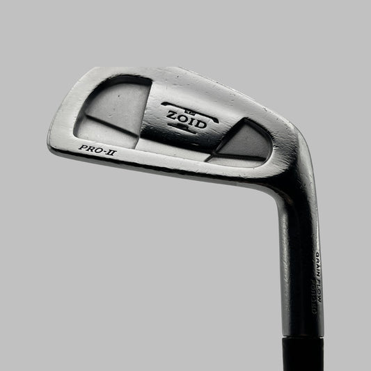 Mizuno T-Zoid Pro-II järnklubba med smitt huvudhölje och ZOID-märke