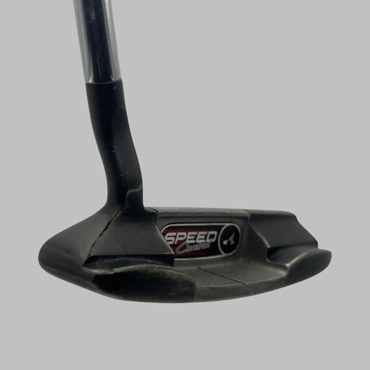 Golfputter med svart huvud och SPEED-logga