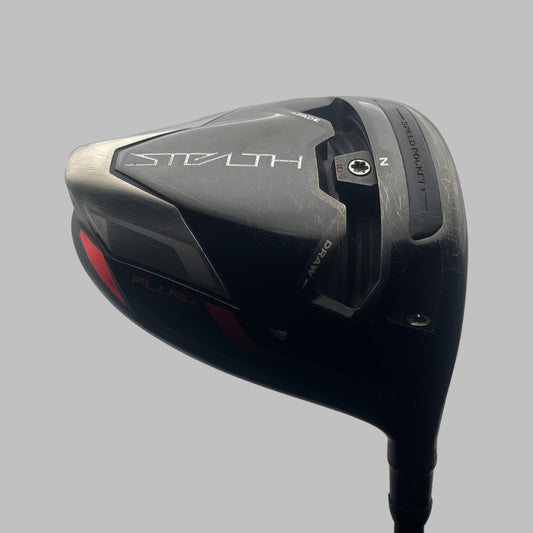 Begagnad golfdriver TaylorMade Stealth Plus, svart huvud med STEALTH-text