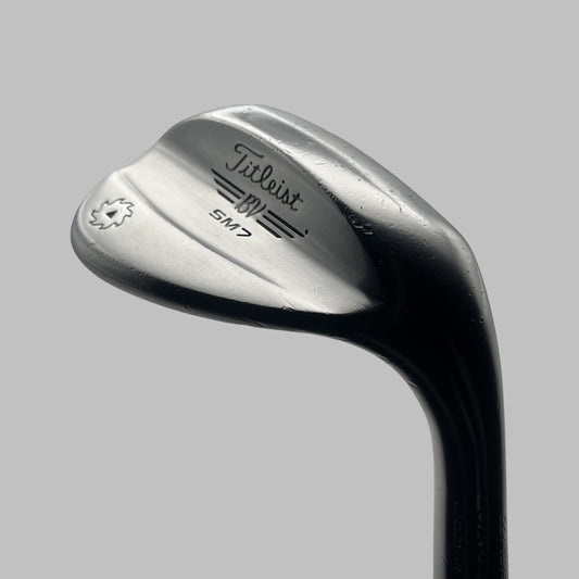 Golfkilklubba Titleist Vokey SM7 med blank metallhuvud och mörk skaft